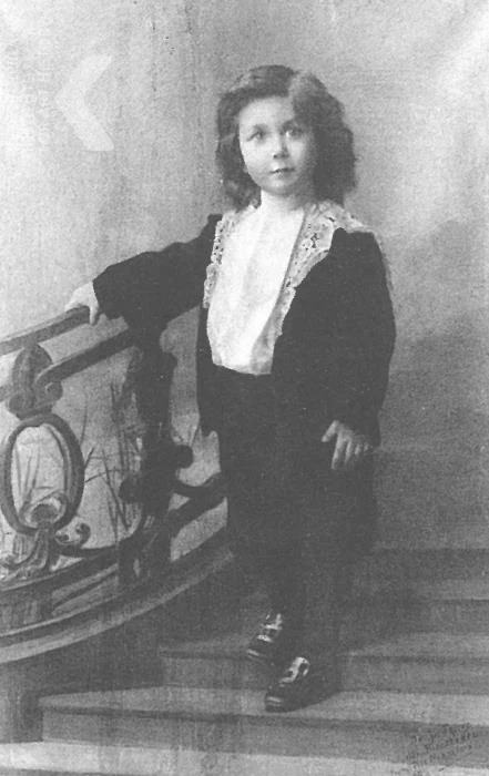 Portrait of Noël Biersteker (1894 - 1943) c. 1897